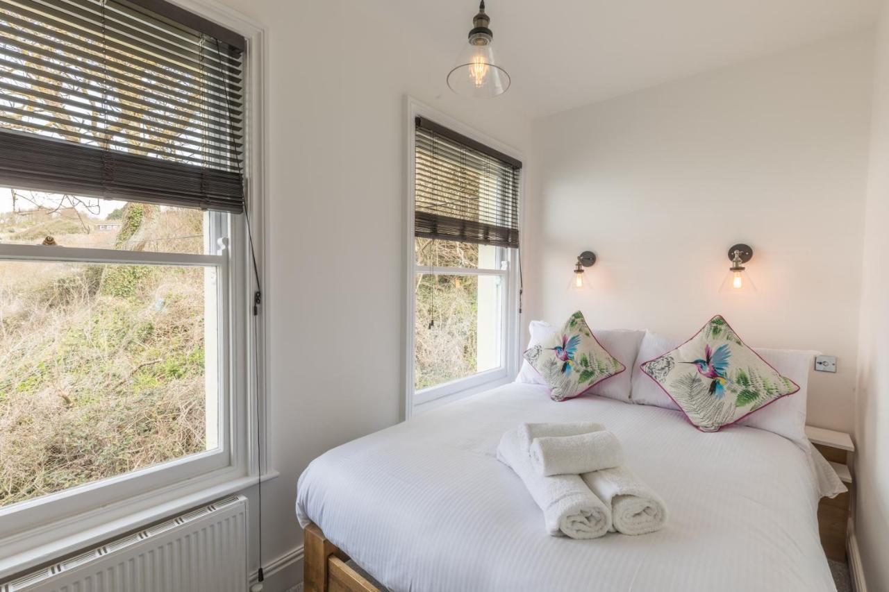 Pier View Apartment Totland Екстериор снимка
