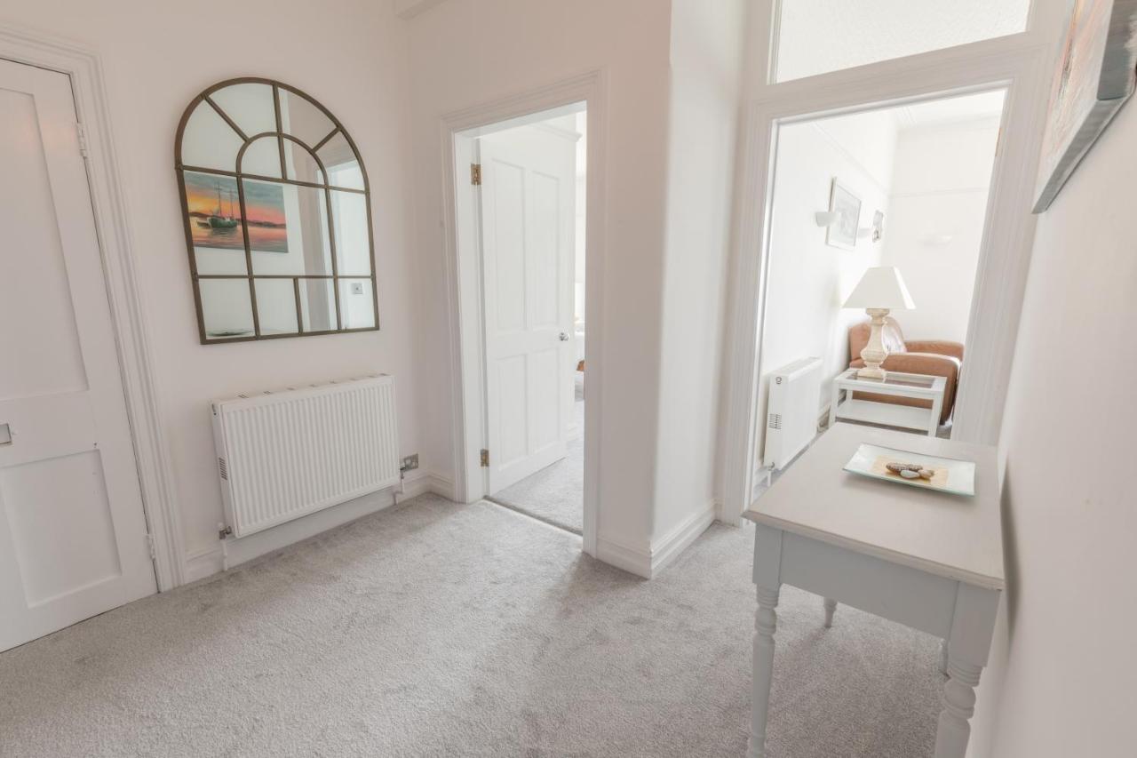 Pier View Apartment Totland Екстериор снимка