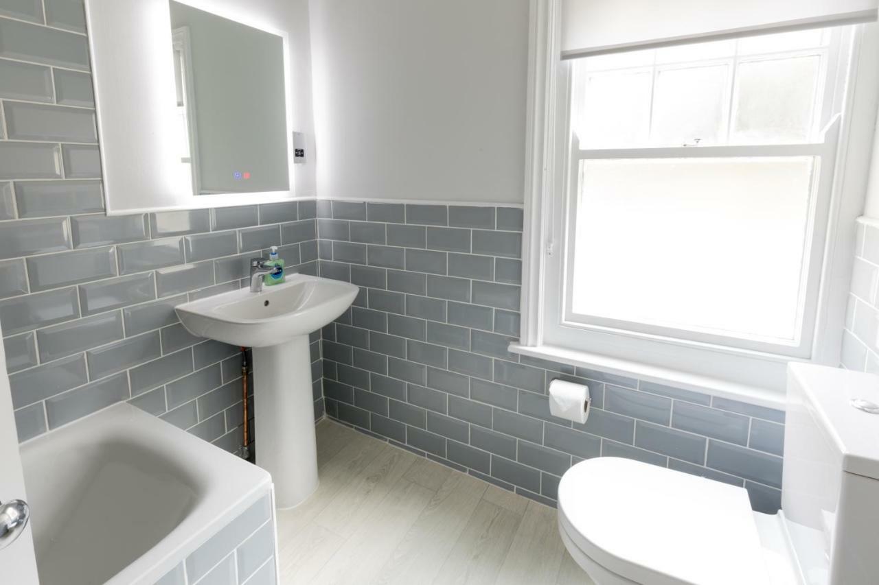 Pier View Apartment Totland Екстериор снимка